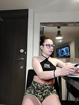 Discover our girls online shows and discover the company of countless livestreamers, with stunning shapes, sex toys and more.