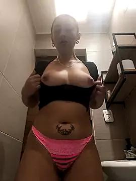 Discover our girls online shows and discover the company of countless livestreamers, with stunning shapes, sex toys and more.