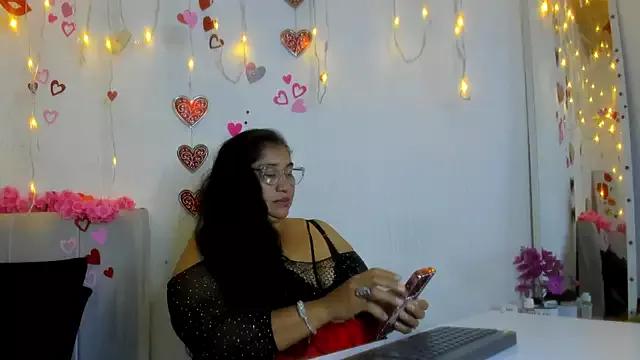 Discover our girls online shows and discover the company of countless livestreamers, with stunning shapes, sex toys and more.