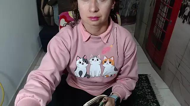 Discover our girls online shows and discover the company of countless livestreamers, with stunning shapes, sex toys and more.