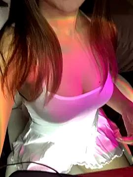 Discover our girls online shows and discover the company of countless livestreamers, with stunning shapes, sex toys and more.