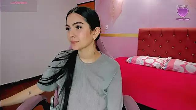 Discover our girls online shows and discover the company of countless livestreamers, with stunning shapes, sex toys and more.