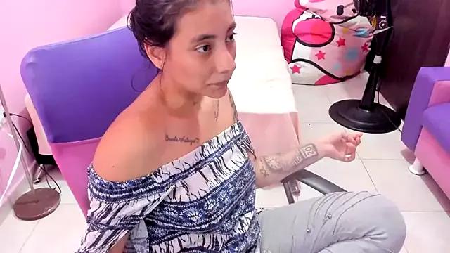 Discover our girls online shows and discover the company of countless livestreamers, with stunning shapes, sex toys and more.
