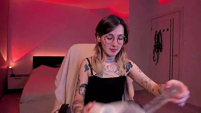 Discover our girls online shows and discover the company of countless livestreamers, with stunning shapes, sex toys and more.