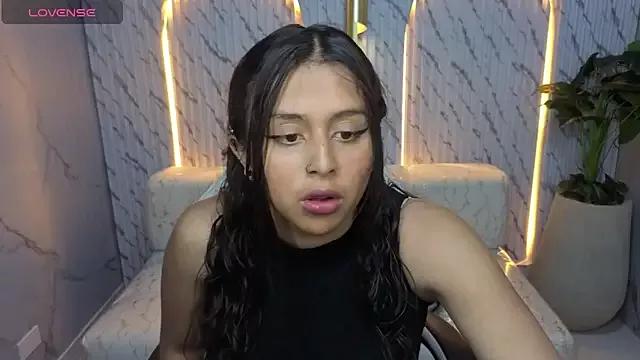 Discover our girls online shows and discover the company of countless livestreamers, with stunning shapes, sex toys and more.