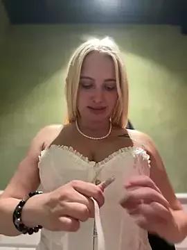 Discover our girls online shows and discover the company of countless livestreamers, with stunning shapes, sex toys and more.
