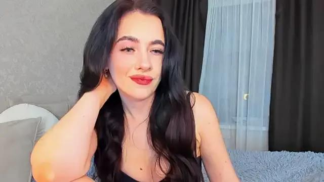 Discover our girls online shows and discover the company of countless livestreamers, with stunning shapes, sex toys and more.