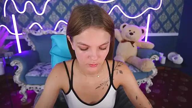 Discover our girls online shows and discover the company of countless livestreamers, with stunning shapes, sex toys and more.