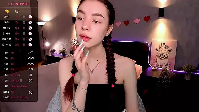 Discover our girls online shows and discover the company of countless livestreamers, with stunning shapes, sex toys and more.