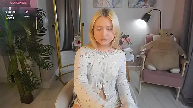 Discover our girls online shows and discover the company of countless livestreamers, with stunning shapes, sex toys and more.