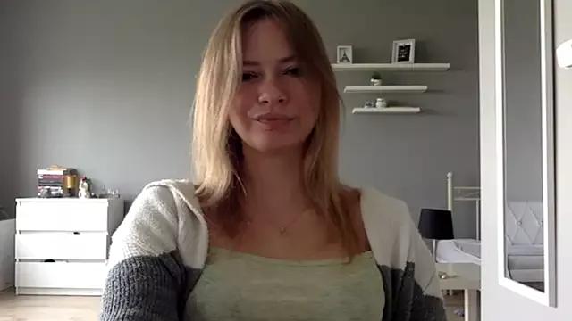 Discover our girls online shows and discover the company of countless livestreamers, with stunning shapes, sex toys and more.