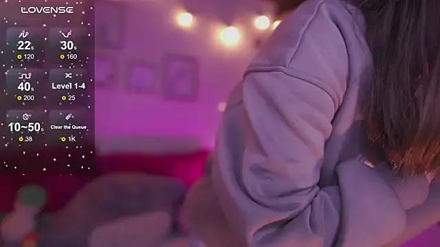 Discover our girls online shows and discover the company of countless livestreamers, with stunning shapes, sex toys and more.