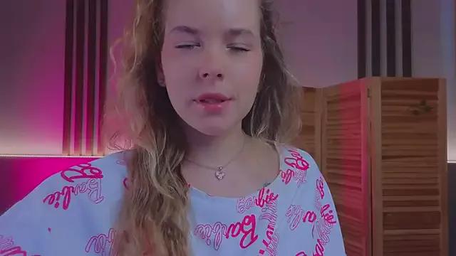 Discover our girls online shows and discover the company of countless livestreamers, with stunning shapes, sex toys and more.