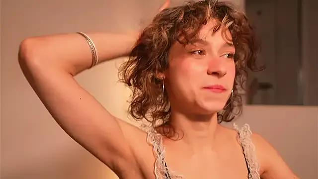 Discover our girls online shows and discover the company of countless livestreamers, with stunning shapes, sex toys and more.