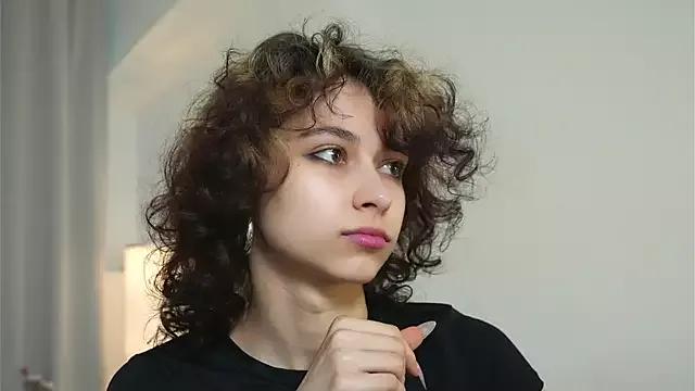 Discover our girls online shows and discover the company of countless livestreamers, with stunning shapes, sex toys and more.