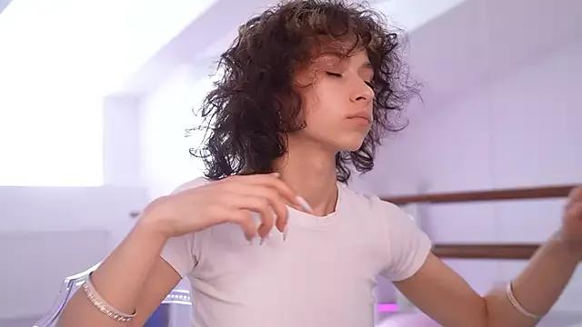 Discover our girls online shows and discover the company of countless livestreamers, with stunning shapes, sex toys and more.