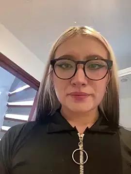 Discover our girls online shows and discover the company of countless livestreamers, with stunning shapes, sex toys and more.