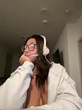 Discover our girls online shows and discover the company of countless livestreamers, with stunning shapes, sex toys and more.