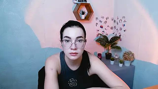Discover our girls online shows and discover the company of countless livestreamers, with stunning shapes, sex toys and more.