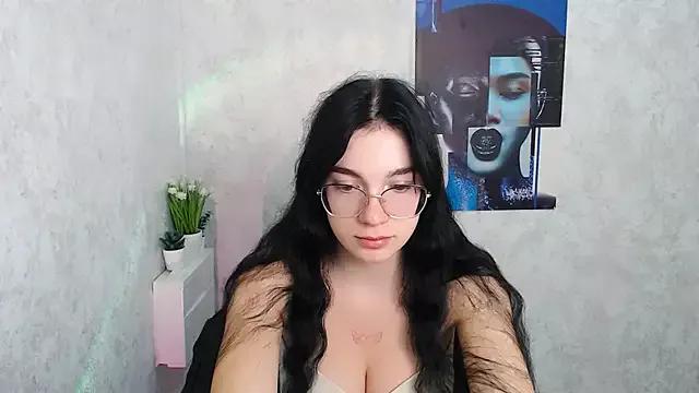Discover our girls online shows and discover the company of countless livestreamers, with stunning shapes, sex toys and more.