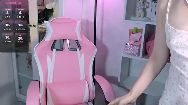 Discover our girls online shows and discover the company of countless livestreamers, with stunning shapes, sex toys and more.