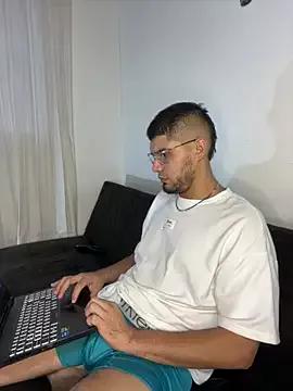 Discover our girls online shows and discover the company of countless livestreamers, with stunning shapes, sex toys and more.