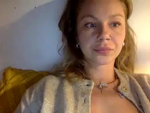 Discover our girls online shows and discover the company of countless livestreamers, with stunning shapes, sex toys and more.