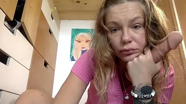 Discover our girls online shows and discover the company of countless livestreamers, with stunning shapes, sex toys and more.