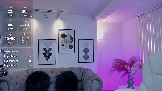 Discover our girls online shows and discover the company of countless livestreamers, with stunning shapes, sex toys and more.