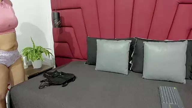Discover our girls online shows and discover the company of countless livestreamers, with stunning shapes, sex toys and more.