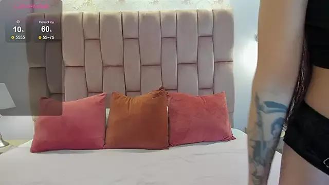 Discover our girls online shows and discover the company of countless livestreamers, with stunning shapes, sex toys and more.