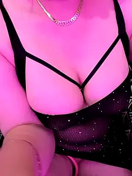 Discover our girls online shows and discover the company of countless livestreamers, with stunning shapes, sex toys and more.