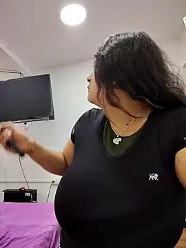 Discover our girls online shows and discover the company of countless livestreamers, with stunning shapes, sex toys and more.