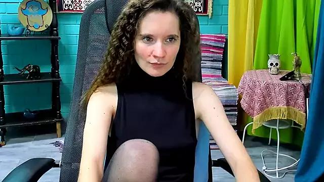 Discover our girls online shows and discover the company of countless livestreamers, with stunning shapes, sex toys and more.