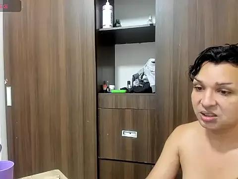 Discover our girls online shows and discover the company of countless livestreamers, with stunning shapes, sex toys and more.