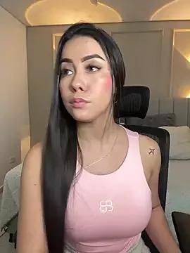 Discover our girls online shows and discover the company of countless livestreamers, with stunning shapes, sex toys and more.