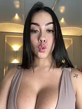 Discover our girls online shows and discover the company of countless livestreamers, with stunning shapes, sex toys and more.