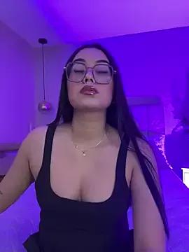 Discover our girls online shows and discover the company of countless livestreamers, with stunning shapes, sex toys and more.