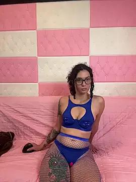 Discover our girls online shows and discover the company of countless livestreamers, with stunning shapes, sex toys and more.