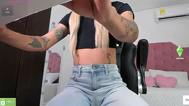 Discover our girls online shows and discover the company of countless livestreamers, with stunning shapes, sex toys and more.