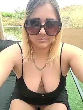 Discover our girls online shows and discover the company of countless livestreamers, with stunning shapes, sex toys and more.