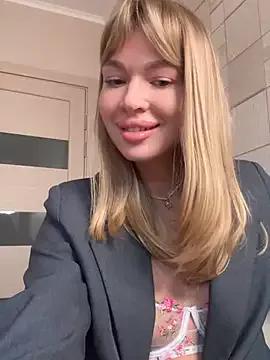Discover our girls online shows and discover the company of countless livestreamers, with stunning shapes, sex toys and more.