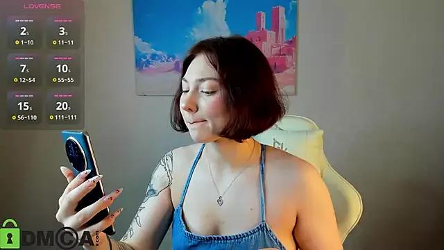 Discover our girls online shows and discover the company of countless livestreamers, with stunning shapes, sex toys and more.