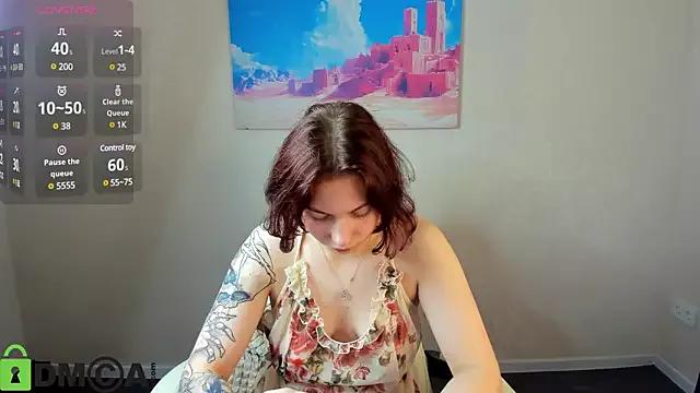 Discover our girls online shows and discover the company of countless livestreamers, with stunning shapes, sex toys and more.