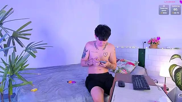 Discover our girls online shows and discover the company of countless livestreamers, with stunning shapes, sex toys and more.