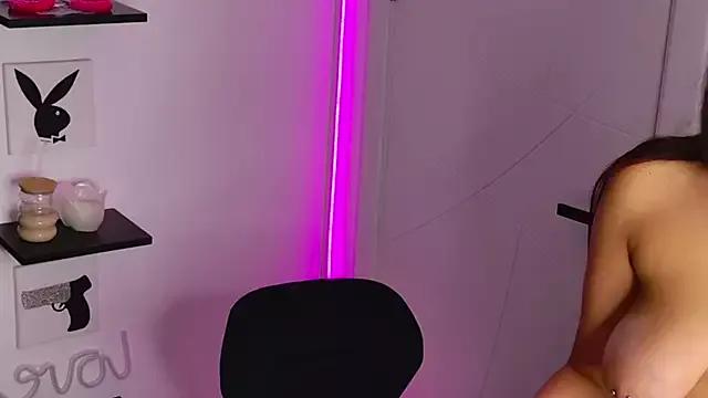Discover our girls online shows and discover the company of countless livestreamers, with stunning shapes, sex toys and more.