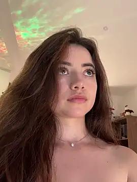 Discover our girls online shows and discover the company of countless livestreamers, with stunning shapes, sex toys and more.