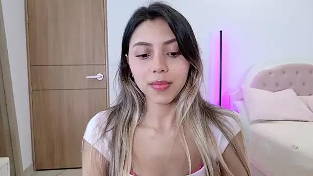 Discover our girls online shows and discover the company of countless livestreamers, with stunning shapes, sex toys and more.