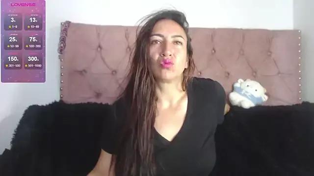 Discover our girls online shows and discover the company of countless livestreamers, with stunning shapes, sex toys and more.