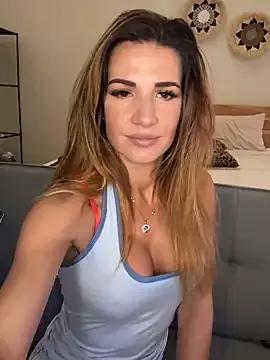 Discover our girls online shows and discover the company of countless livestreamers, with stunning shapes, sex toys and more.